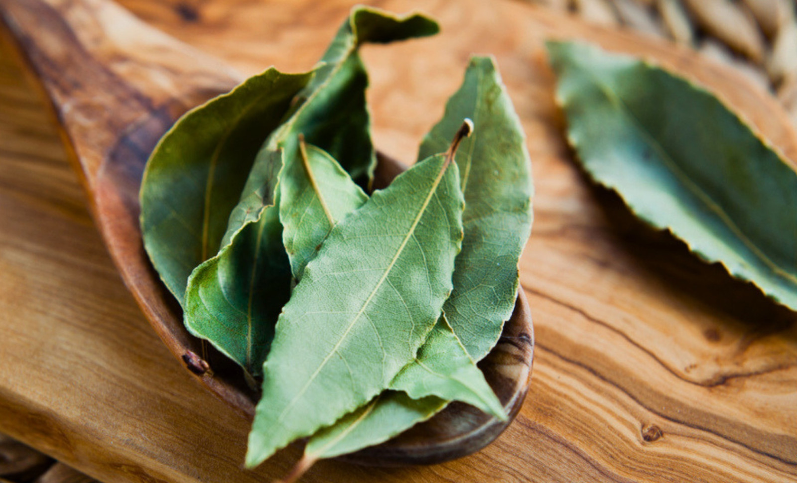 The Surprising Benefits of Combining Bay Leaves and Baking Soda at Home 