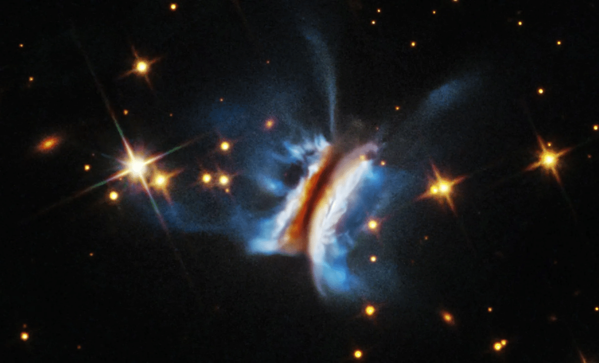 Hubble Unveils Massive, Turbulent Planet-Birth Disk 1,000 Light-Years Away 
