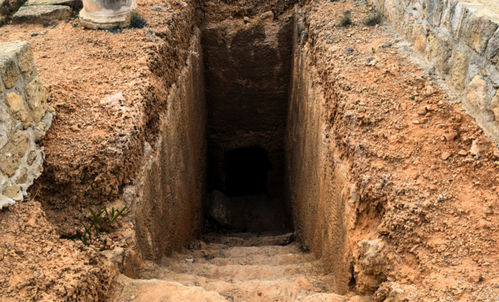 Ancient Anglo-Saxon Burials Unearthed Under Historic Hotel Garden in Malmesbury 