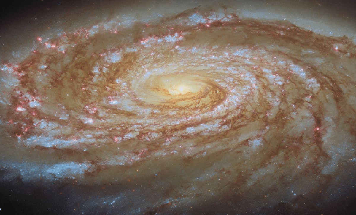 Hubble Unveils Massive Spiral Galaxy Facing a Transformative Future 
