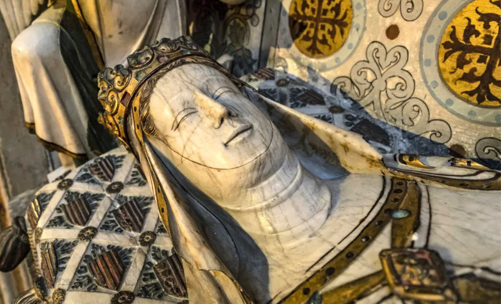 Discovery of Queen Elisenda’s Tomb Unveils 25 Medieval Skeletons Marked by Violent Traces 