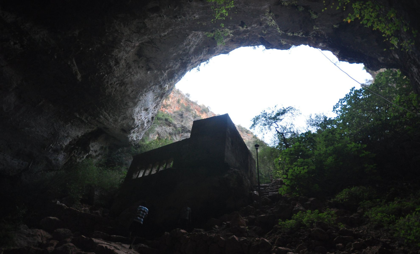 Three Decades of Exploration Reveal Ancient Secrets Within El Mirón Cave in Spain 