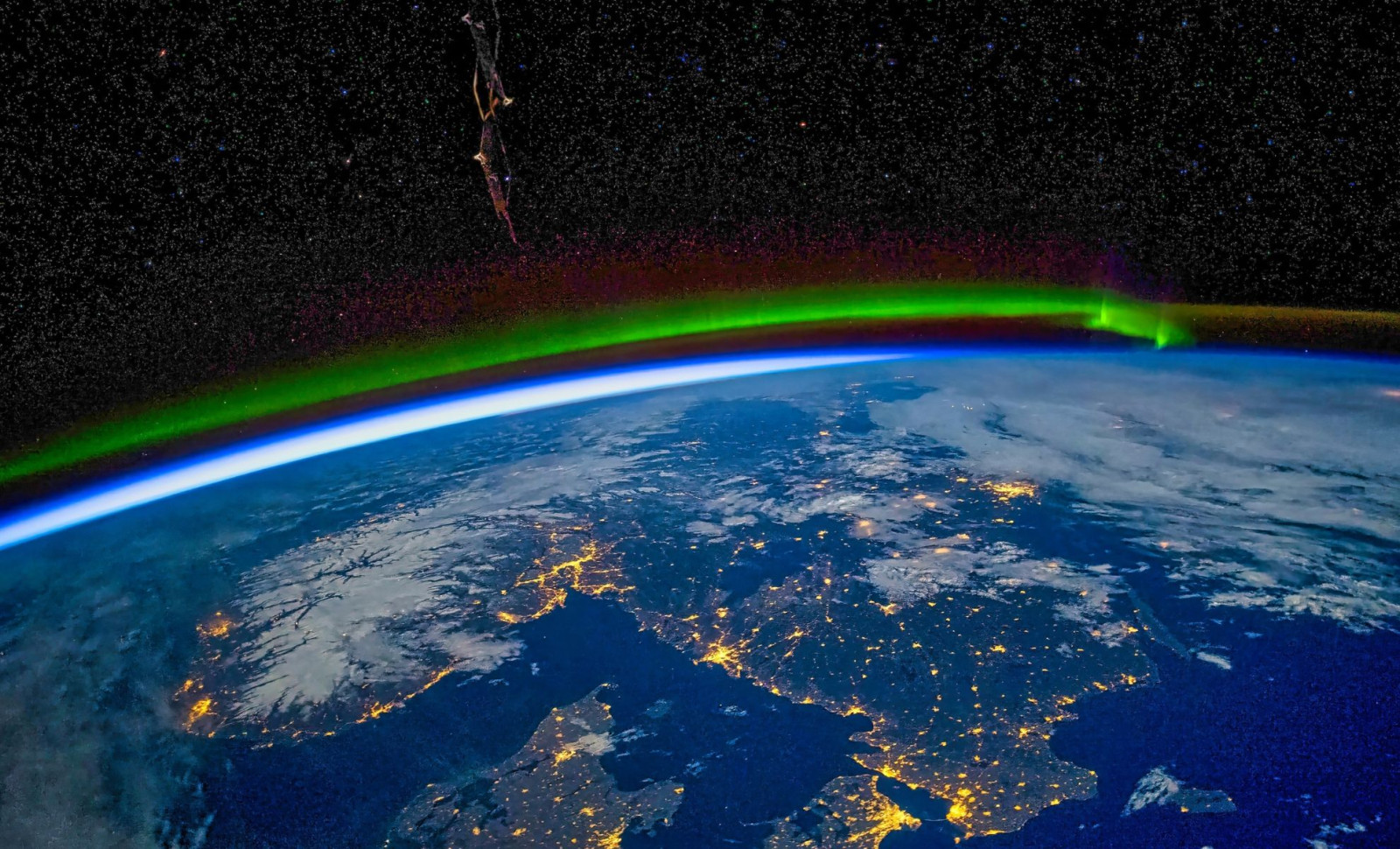 Astronaut Captures Breathtaking Aurora from SpaceX Dragon During ISS Leak Repair 
