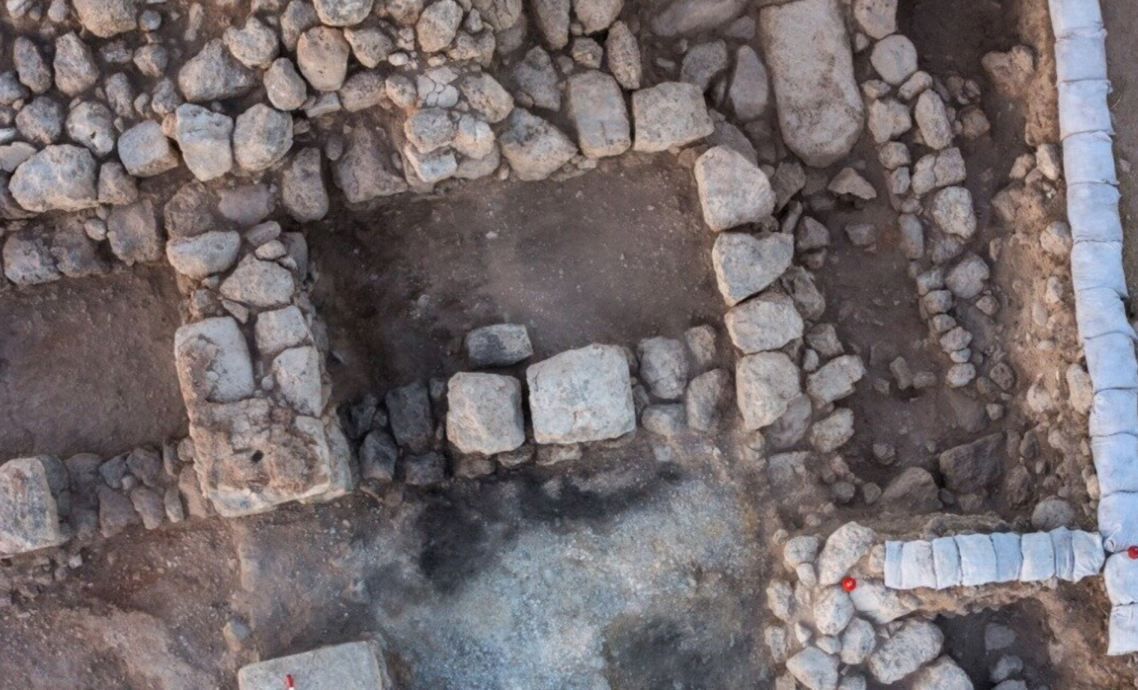 Massive 750-Kilogram Stone Uncovered Inside Ancient Mansion Reveals Religious Changes from 2,700 Years Ago 
