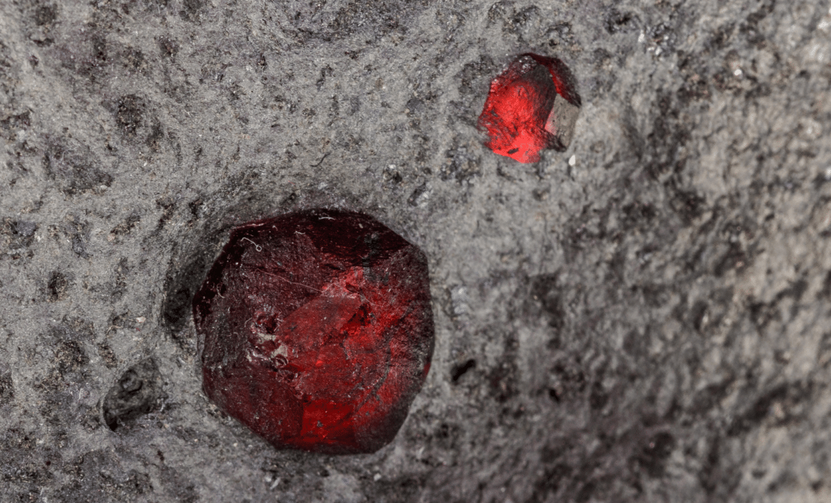 Researchers Uncover Rare Garnet Mineral Inside Martian Meteorite 