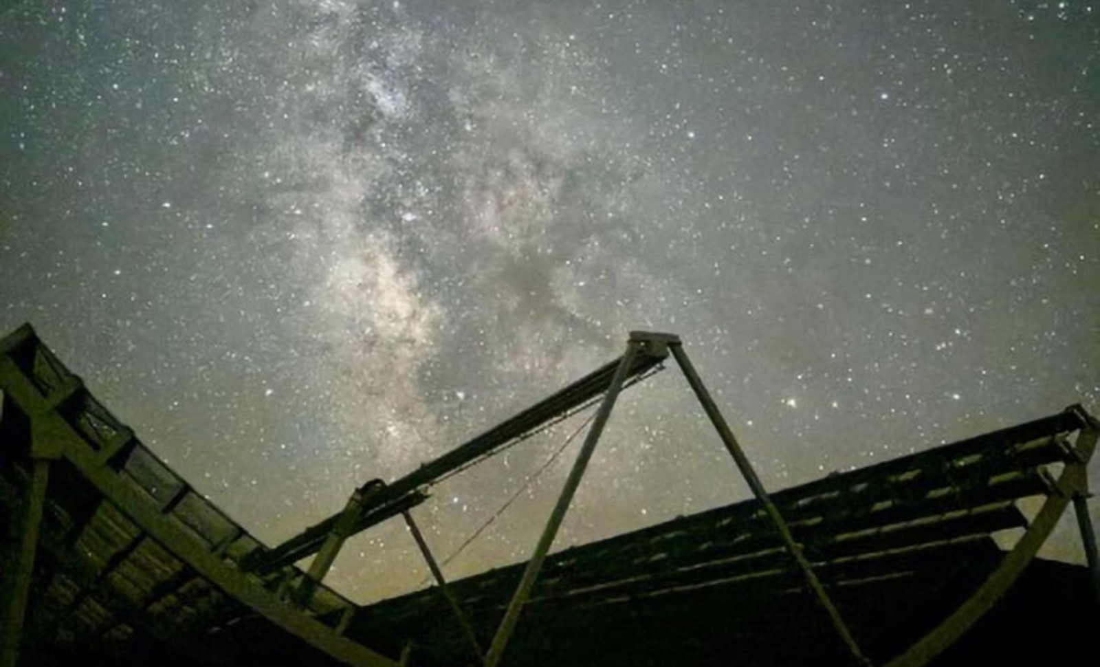 Astronomers Identify Potential Source of Distant Fast Radio Burst Using JWST 