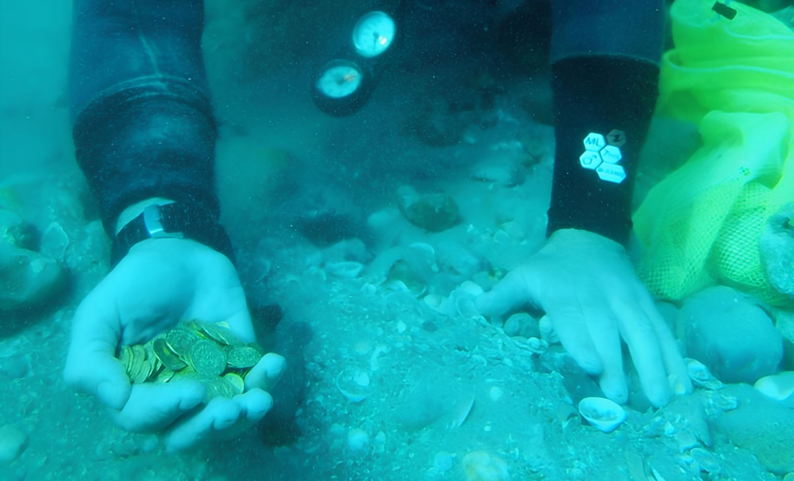 Researchers Link 400+ Gold Coins Found Offshore to 17th-Century Dutch Ship After 30 Years 