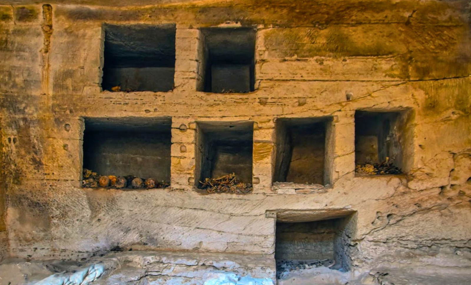 Discovery of a Byzantine-Era Settlement in Egypt’s Western Desert Reveals Rare Gold Coins and Hidden Churches 