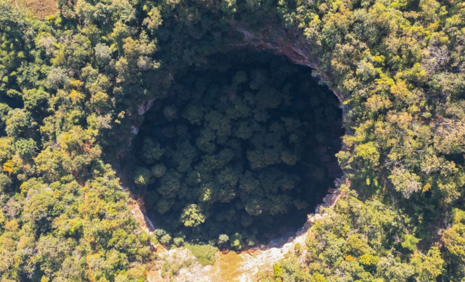 Discovery of a 390-Million-Year-Old Meteorite Impact Crater Uncovered via Google Maps in Quebec 