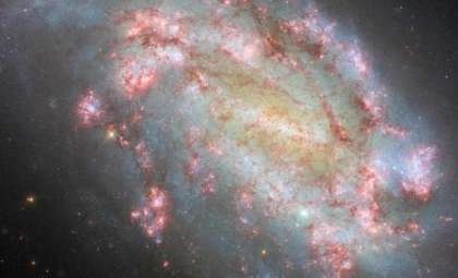 Stunning Hubble Image Reveals Star Birth in Galaxy NGC 1559