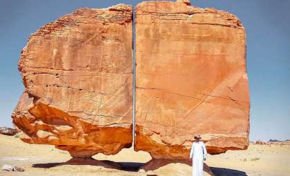 Al Naslaa: Saudi Arabia's Intriguing Sandstone Rock Perfectly Divided by a Precise Fissure