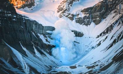 Stunning Blue Glow from Avalanche on Mount Xiannairi Captivates Scientists