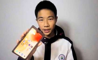 Teen Invents Functional Foldable Phone Using Recycled Components and 3D Printing