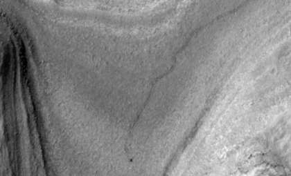 NASA Orbiter Captures Distinct Rover Tracks on Martian Surface