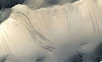 AI Sheds New Light on Enigmatic Dark Streaks on Mars' Surface
