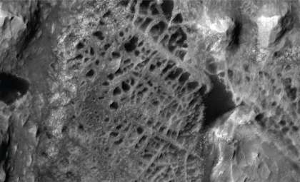 Mars Rover Captures Detailed Images of Massive ‘Spiderweb’ Rock Structures