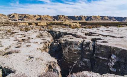 Cracks in Earth’s Rocks Power Hidden Microbial Worlds Deep Below