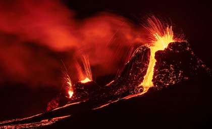 Scientists Alert to Potential Large-Scale Eruption as Mount Rainier and Pacific Volcanoes Show Increased Activity