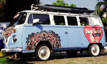 Mechanic Uncovers Secret GPS Tracker in Pre-Owned Van, Raising Privacy Red Flags