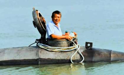 Chinese Farmer Crafts Homemade Submarine and Achieves Remarkable River Dive