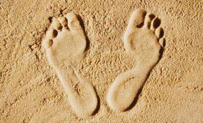 115,000-Year-Old Human Footprints Discovered in Arabian Desert Reveal Early Migration