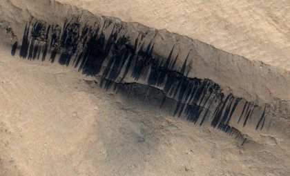 Meteoroid Strike on Mars Sparks Unusual Dust Avalanches