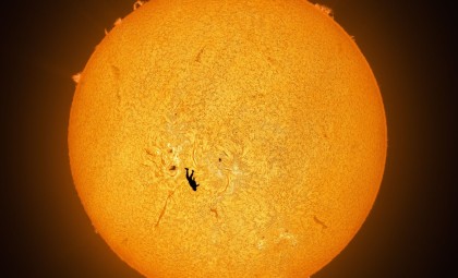 Breathtaking Solar Silhouette: Skydiver Captured Against the Sun’s Fiery Surface