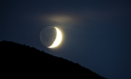 Experience the Gentle Radiance of Earthshine Illuminating the Moon’s Dark Face Tonight
