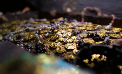 1,100-Year-Old Gold Jewelry Cache Discovered Along Ancient Saudi Arabian Trade Route