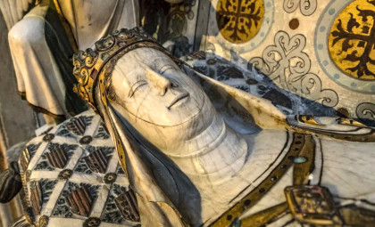 Discovery of Queen Elisenda’s Tomb Unveils 25 Medieval Skeletons Marked by Violent Traces