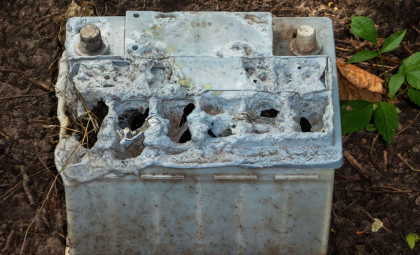 Innovative Method Transforms Plastic Waste into Hydrogen Using Recycled Battery Acid and Sunlight