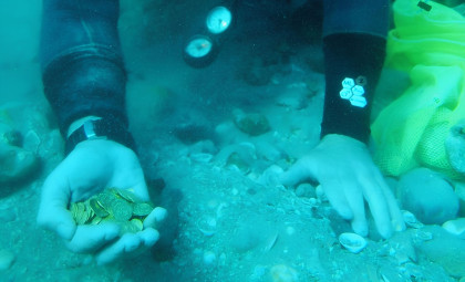Researchers Link 400+ Gold Coins Found Offshore to 17th-Century Dutch Ship After 30 Years